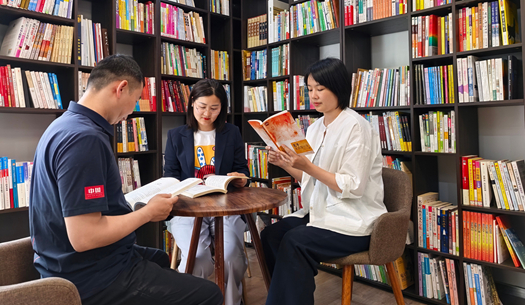 翻開(kāi)“城發(fā)”這本書(shū)，每一頁(yè)，都是鄭州的煙火與遠(yuǎn)方
